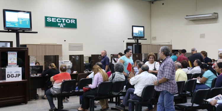 Hoy inicia censo a jubilados para renovar tarjeta de débito del BNF Hoy inicia censo a jubilados para renovar tarjeta de débito del BNF