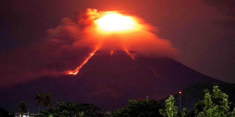 El volcán filipino Mayon vierte lava y amenaza con una erupción peligrosa