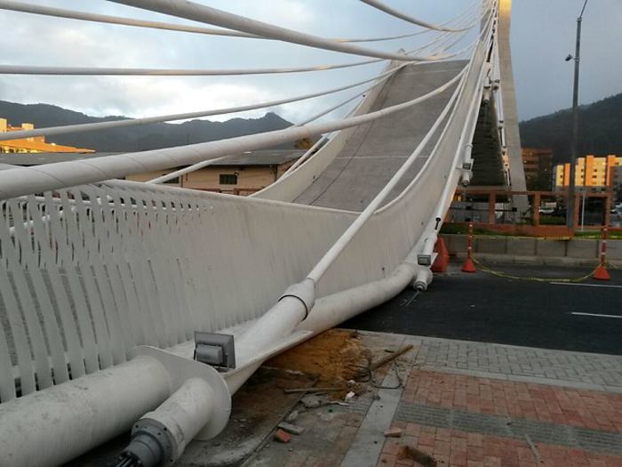 El derrumbe de un puente en construcción produjo el fallecimiento de varios obreros