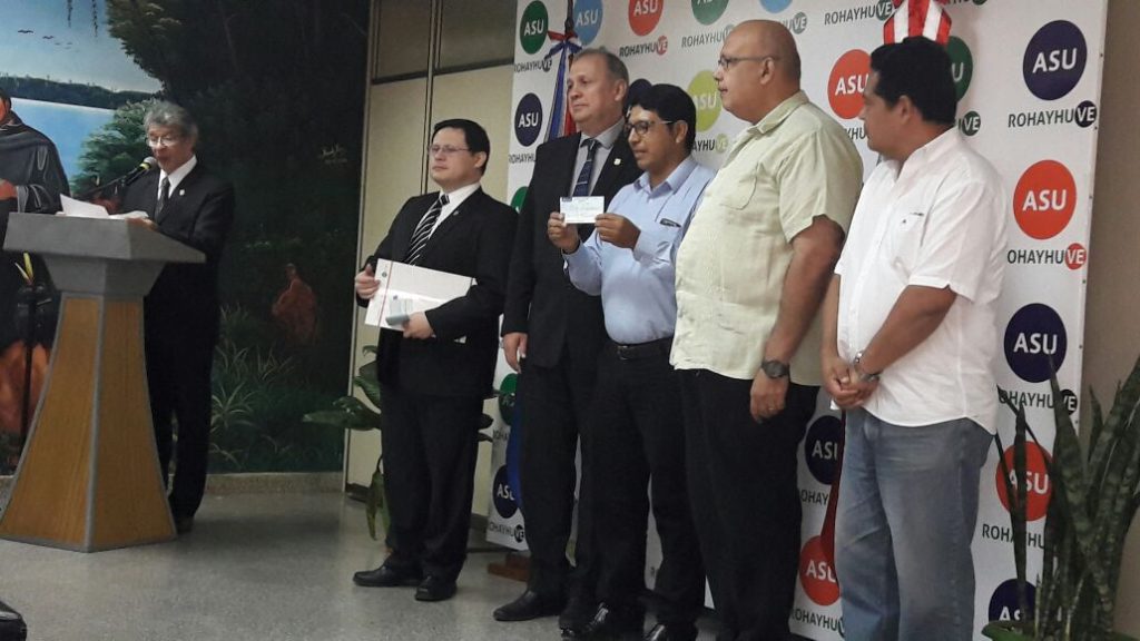 Entrega de cheques a comisiones vecinales