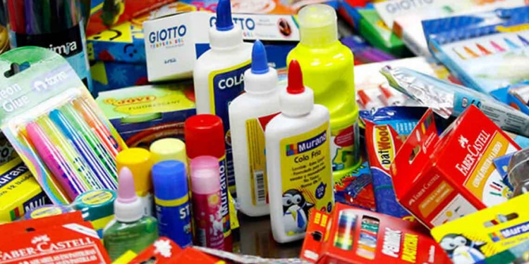 Kits escolares llegarán a todos antes de febrero según ministro de Educación