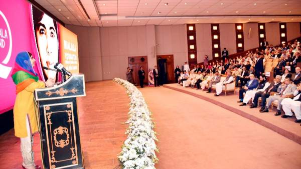 Malala vuelve a su pueblo de Pakistán por primera vez desde  2012