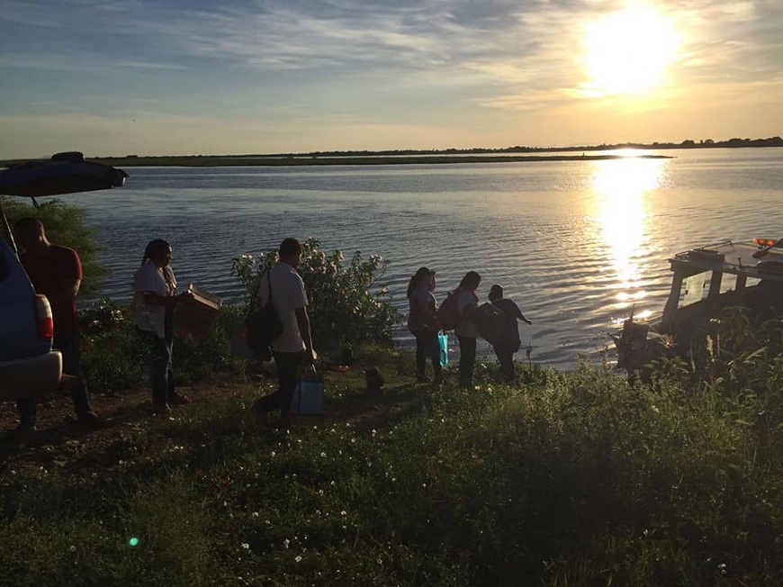 En lancha, acercan atención médica a comunidad indígena de Fuerte Olimpo
