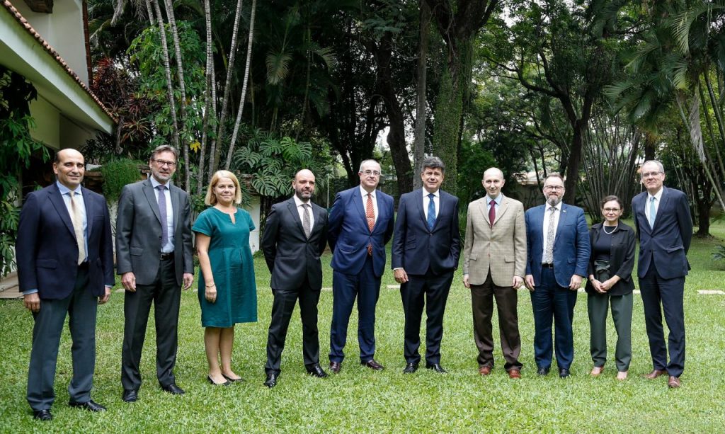 Efraín Alegre habla con embajadores de la Unión Europea