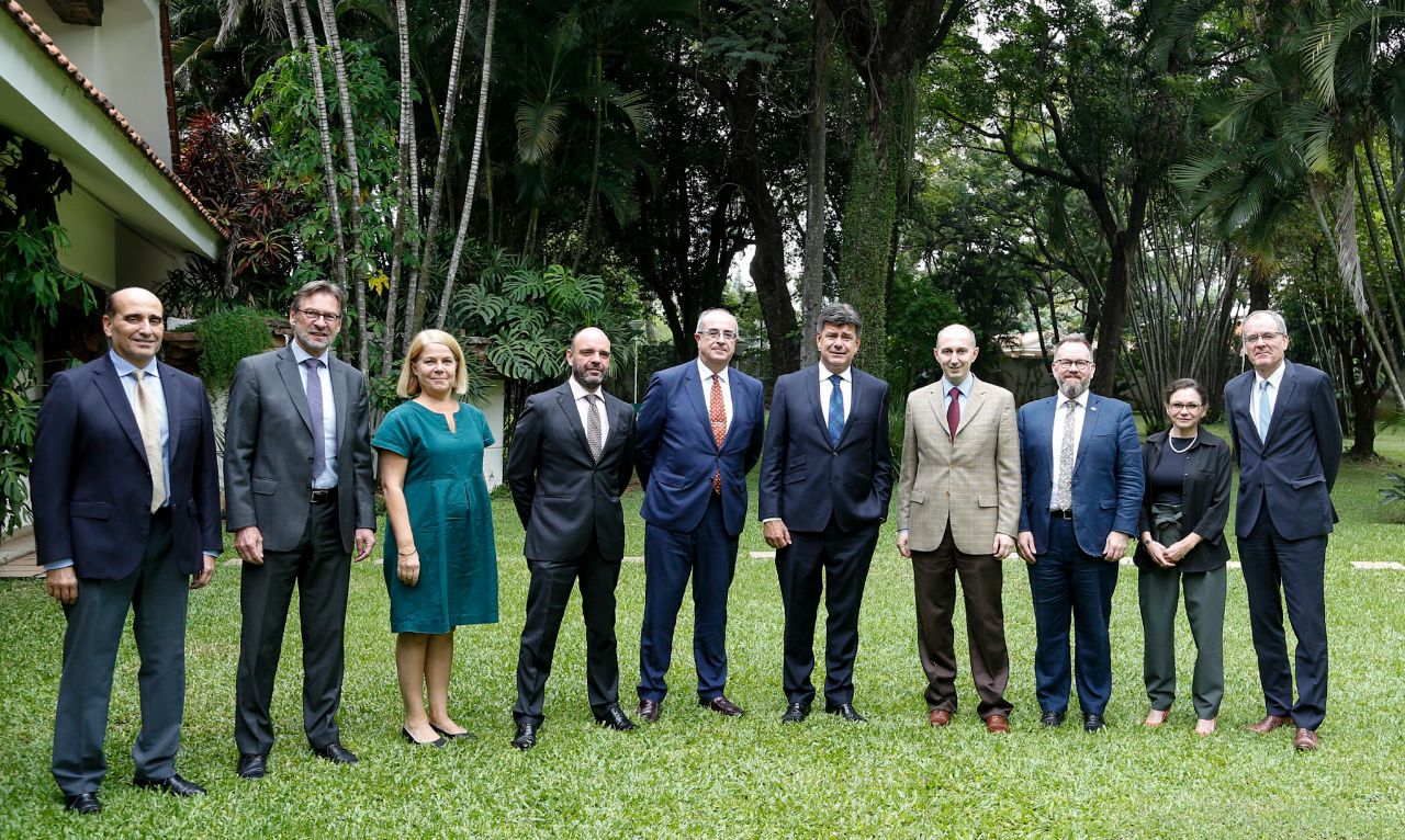 Efraín Alegre habla con embajadores de la Unión Europea