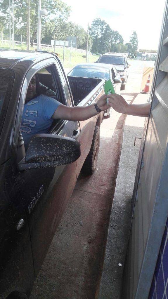 MOPC apoya campaña de educación financiera con distribución de folletos en puestos de peaje