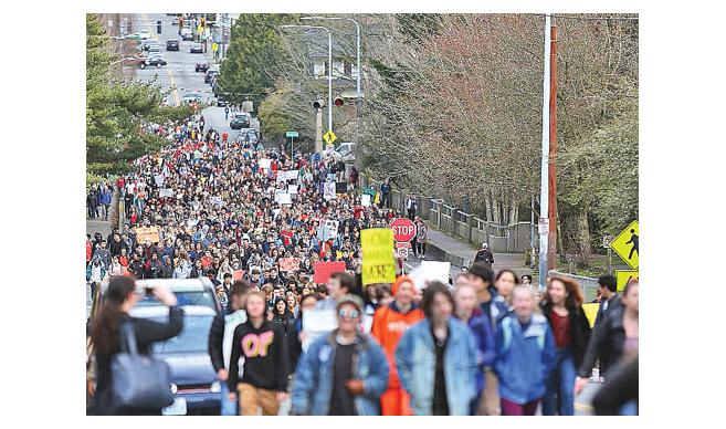 Estudiantes de EEUU marchan contra las armas en las escuelas