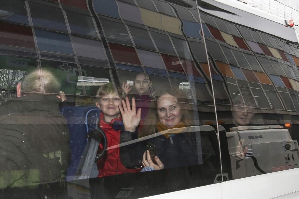 Diplomáticos rusos expulsados abandonan embajada de Londres