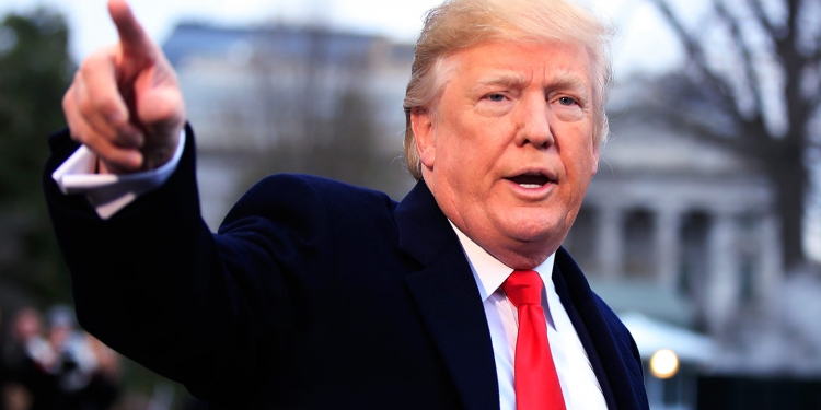 Trump confirma que las redadas empezarán el domingo y deportarán a «miles» Trump confirma que las redadas empezarán el domingo y deportarán a «miles»