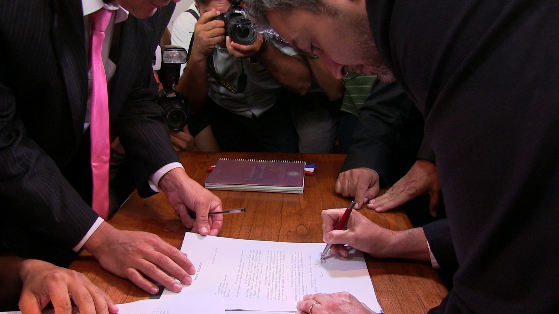 Mario Abdo renuncia al senado para dedicarse a la campaña presidencial