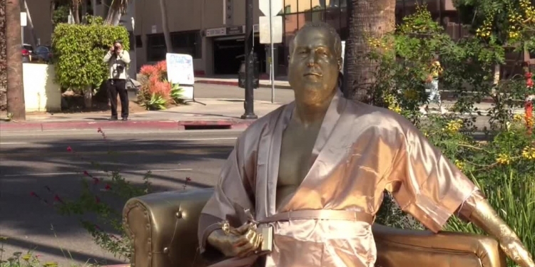 Instalan en Hollywood una estatua dorada de Harvey Weinstein en un sofá