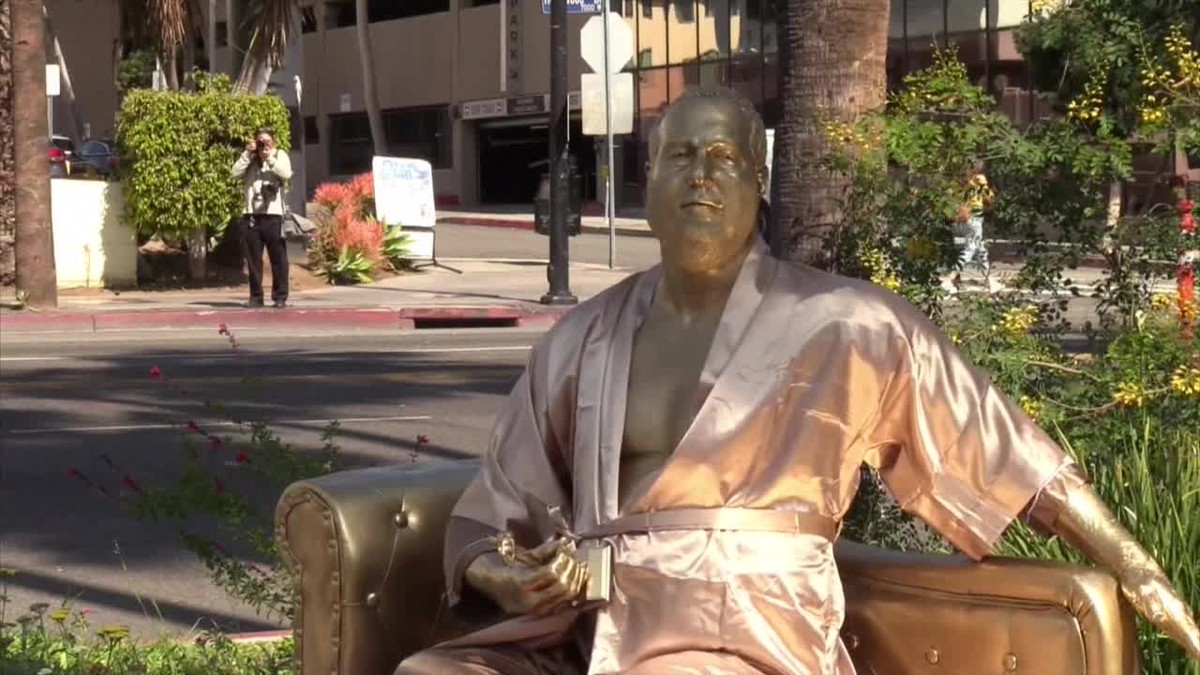 Instalan en Hollywood una estatua dorada de Harvey Weinstein en un sofá