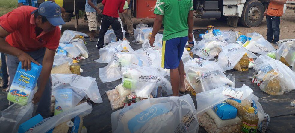 Reparten víveres por el Día del Indígena