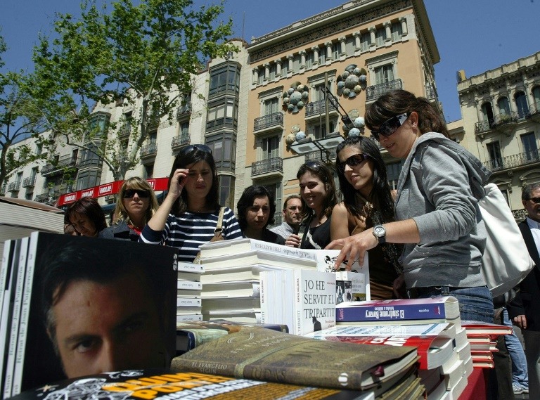 En Cataluña, la fiesta del libro y de la rosa marcada por la política