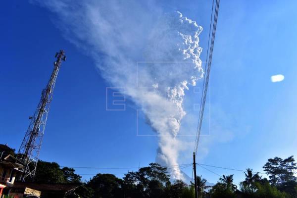 Volcán Merapi expulsa columna de ceniza hasta 5.000 metros de altura