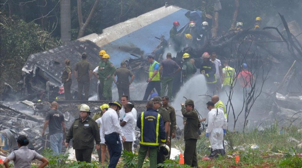 Caída de avión deja un centenar de muertos y tres heridos