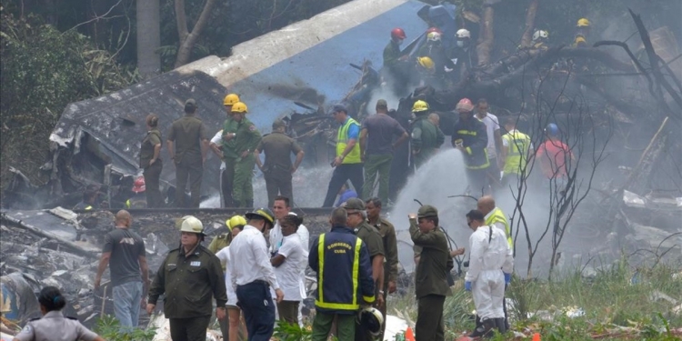Caída de avión deja un centenar de muertos y tres heridos