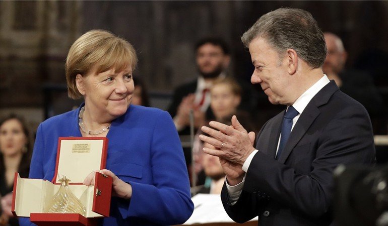 Merkel recibe la “Lámpara de Paz”