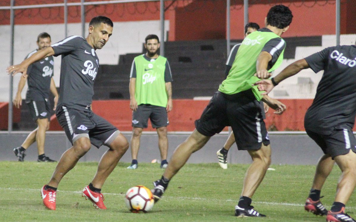 Libertad, clasificado, recibe a Atl. Tucumán en último partido de fase grupos