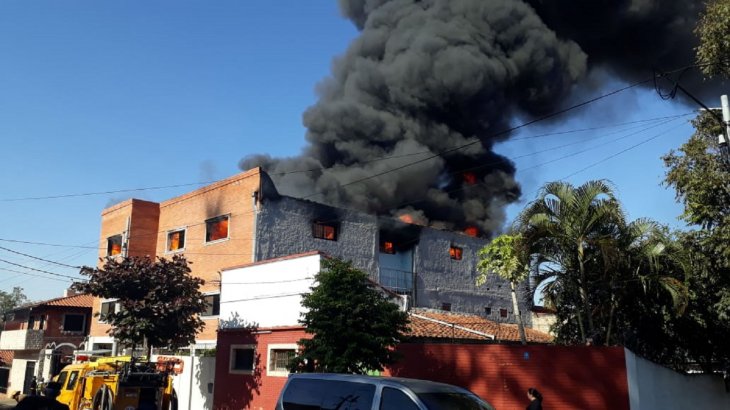 Voraz Incendio en zona Mercado 4