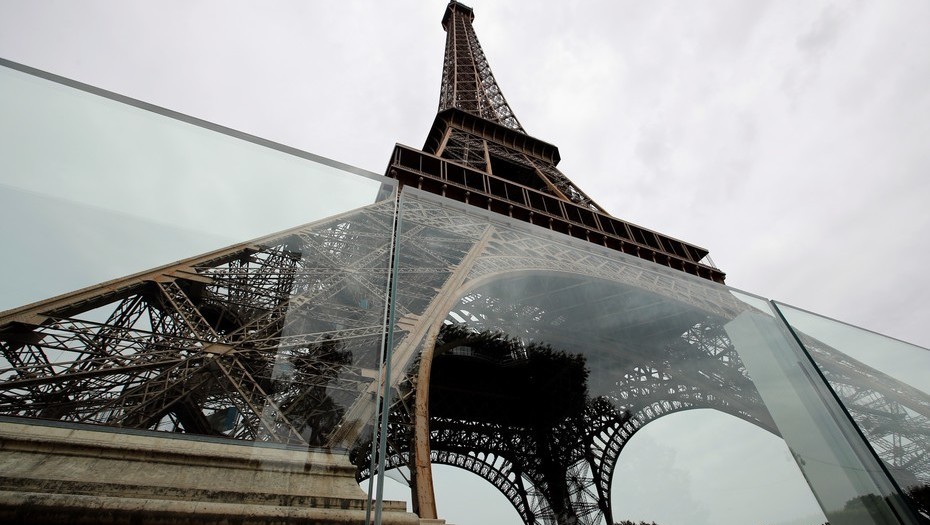 La Torre Eiffel se protege con un nuevo perímetro de hierro y vidrio