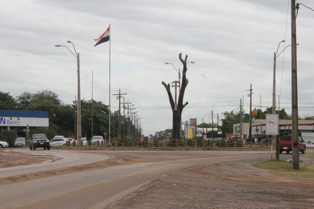 Loma Plata: entregan aporte económico a estudiantes del distrito.
