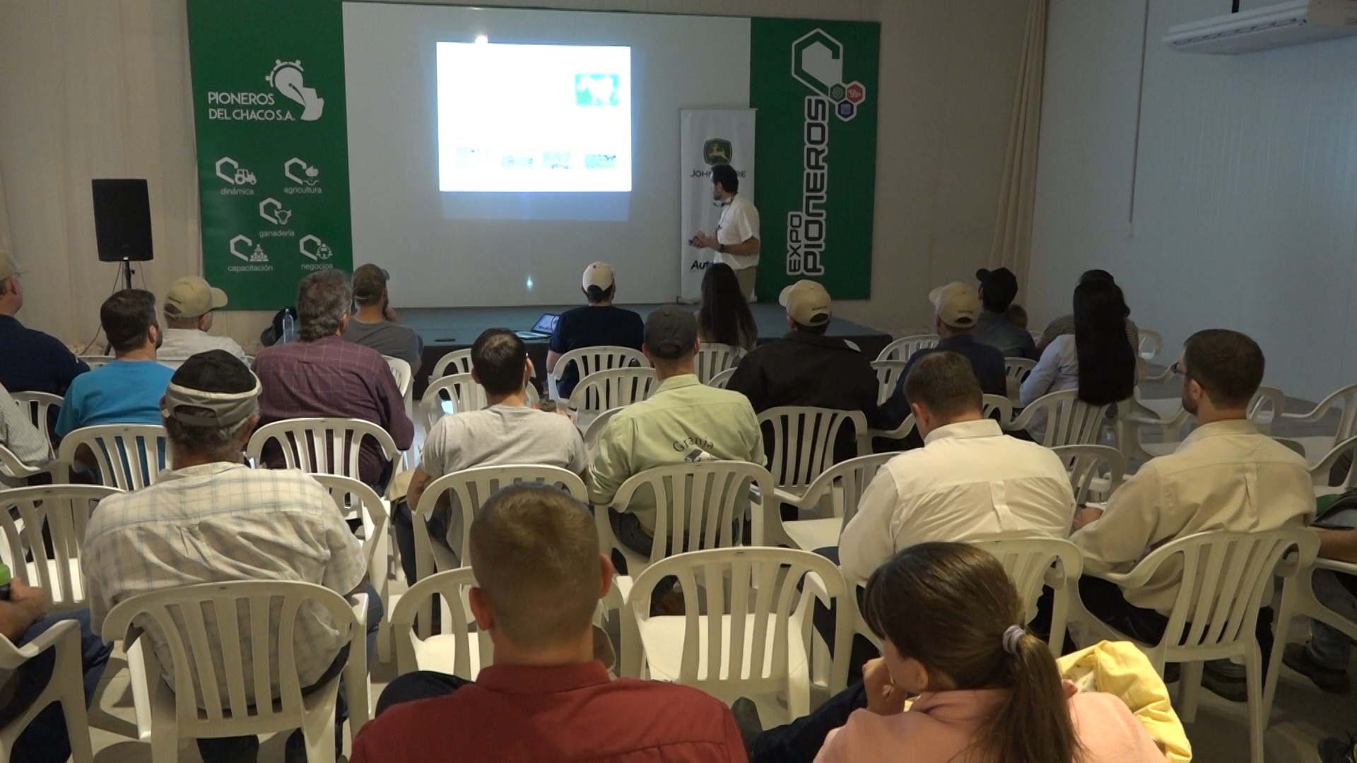 Brindaron charlas en la Expo Pioneros