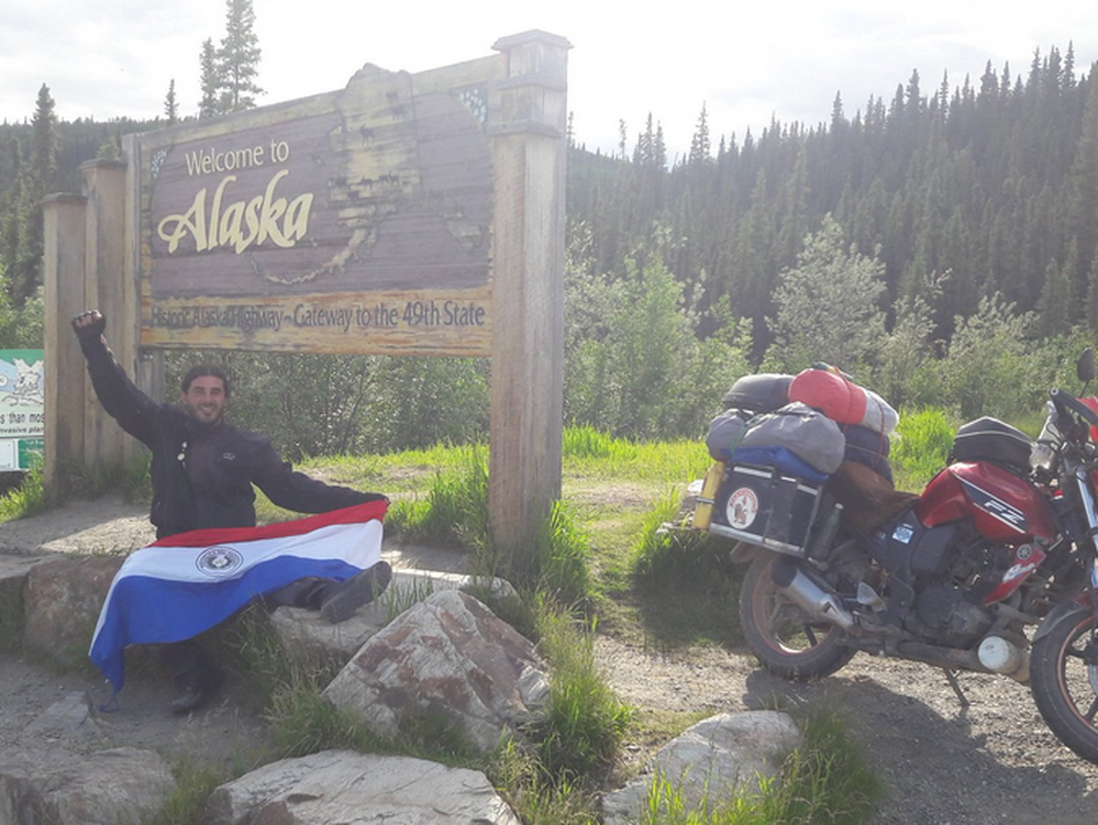 Paraguayo llega a Alaska en moto