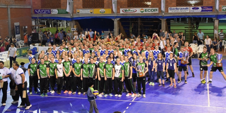 Fernheim y Loma Plata, campeones del Intercolonial de Voleibol Fernheim y Loma Plata, campeones del Intercolonial de Voleibol