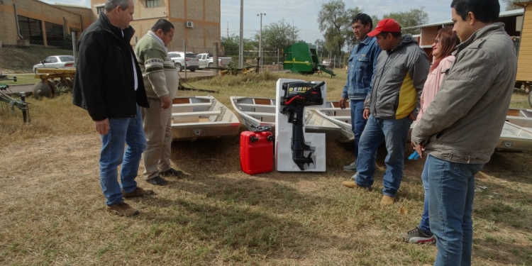 Donan lanchas a pobladores del Pilcomayo