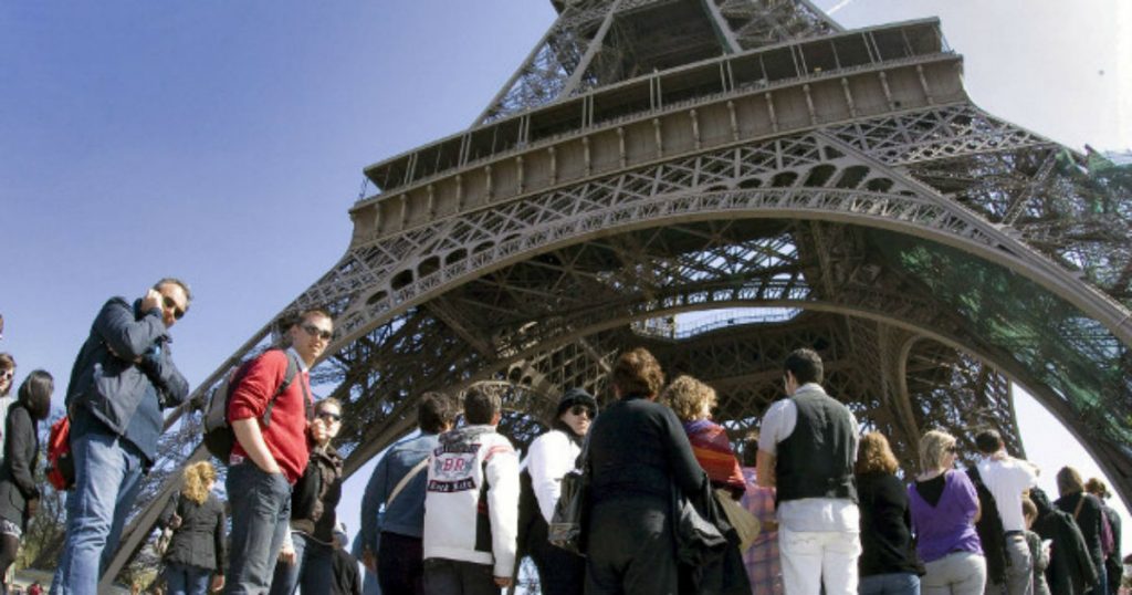 Empleados de Torre Eiffel amenazan con huelga
