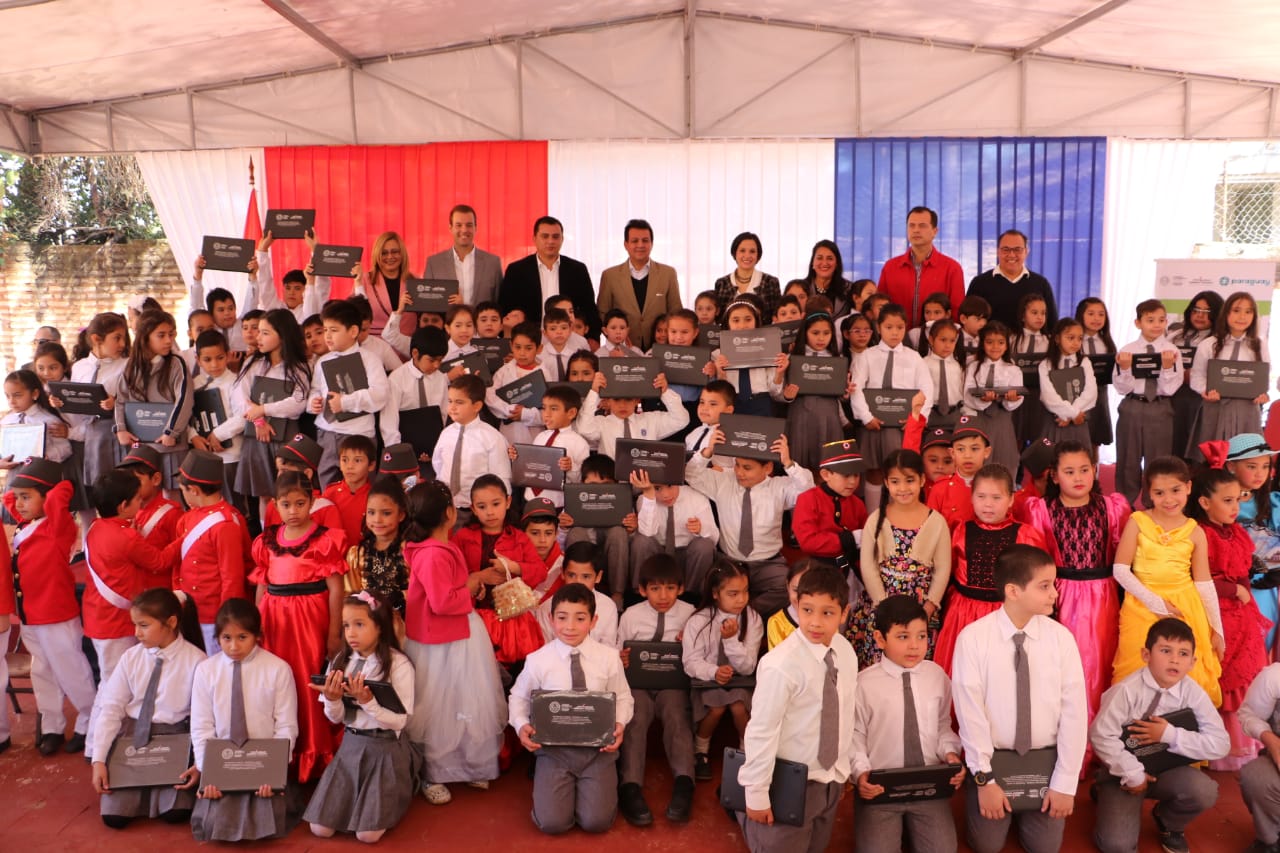 MEC dotó de 4335 notebook a alumnos del distrito de Caacupé