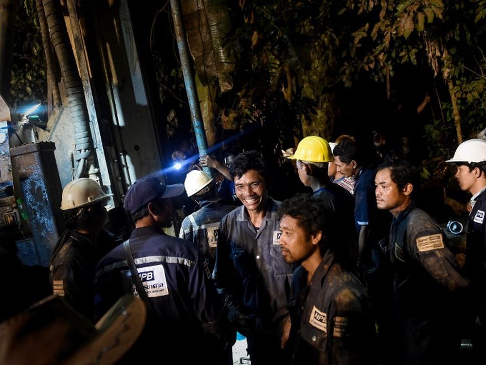 Hallan sanos y salvos a los niños atrapados en una cueva en Tailandia