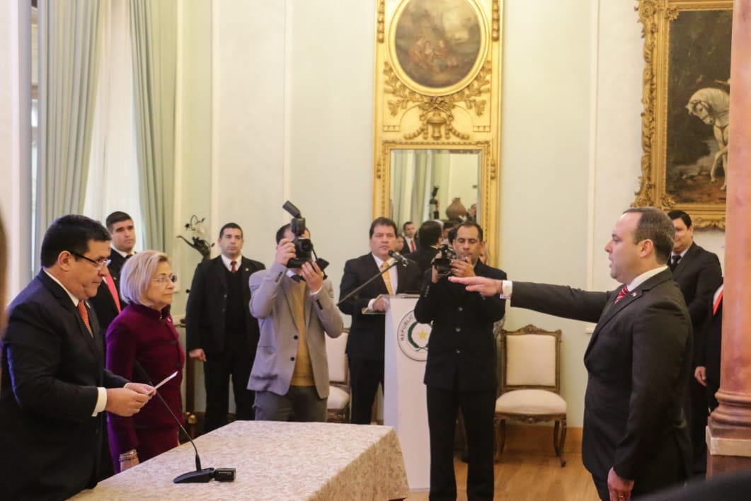 Juro Primer ministro del Ministerio del Ambiente y Desarrollo Sostenible Del Paraguay