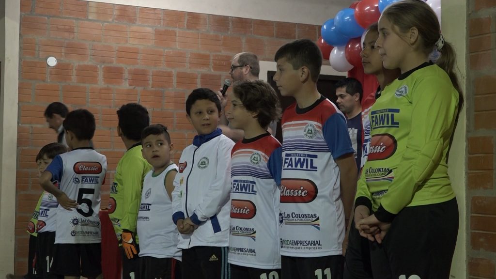 Filadelfia: Escuela de Fútbol recibe nuevas indumentarias