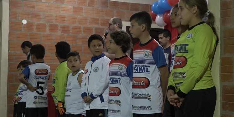 Filadelfia: Escuela de Fútbol recibe nuevas indumentarias