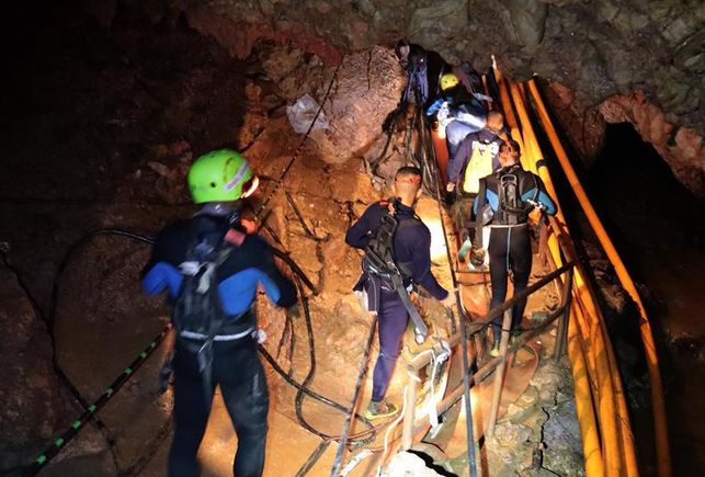 Confirman el rescate de los 13 atrapados en cueva de Tailandia