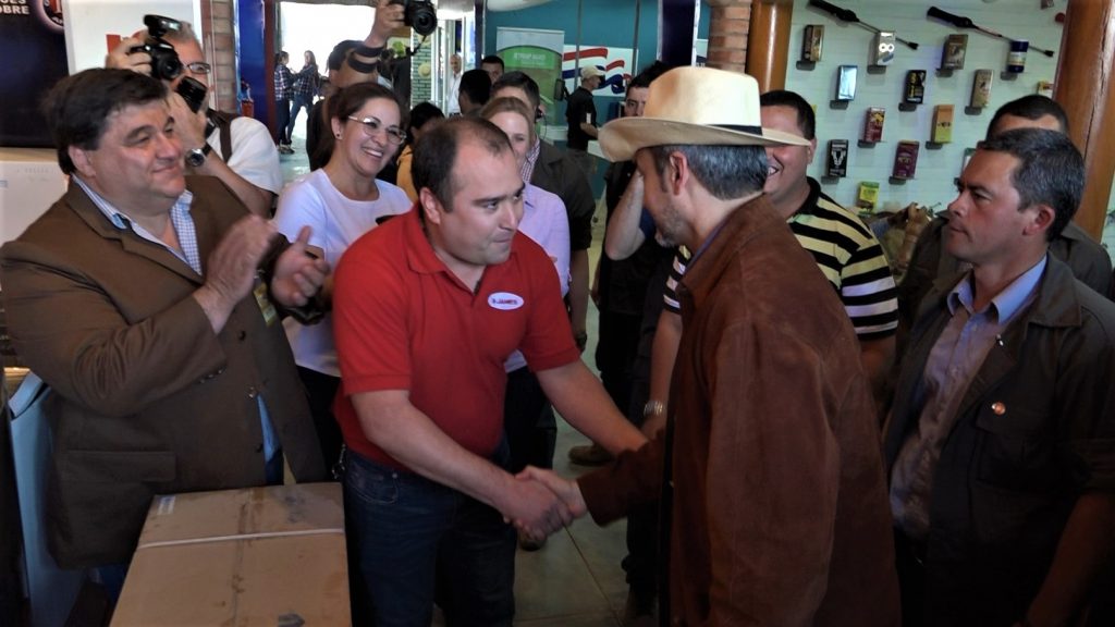 Marito dona cuatro aires acondicionados a hospitales de Mariscal Estigarribia Marito dona cuatro aires acondicionados a hospitales de Mariscal Estigarribia