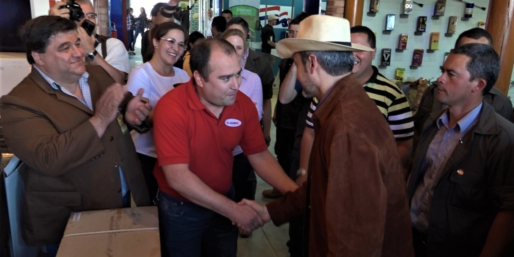 Marito dona cuatro aires acondicionados a hospitales de Mariscal Estigarribia Marito dona cuatro aires acondicionados a hospitales de Mariscal Estigarribia