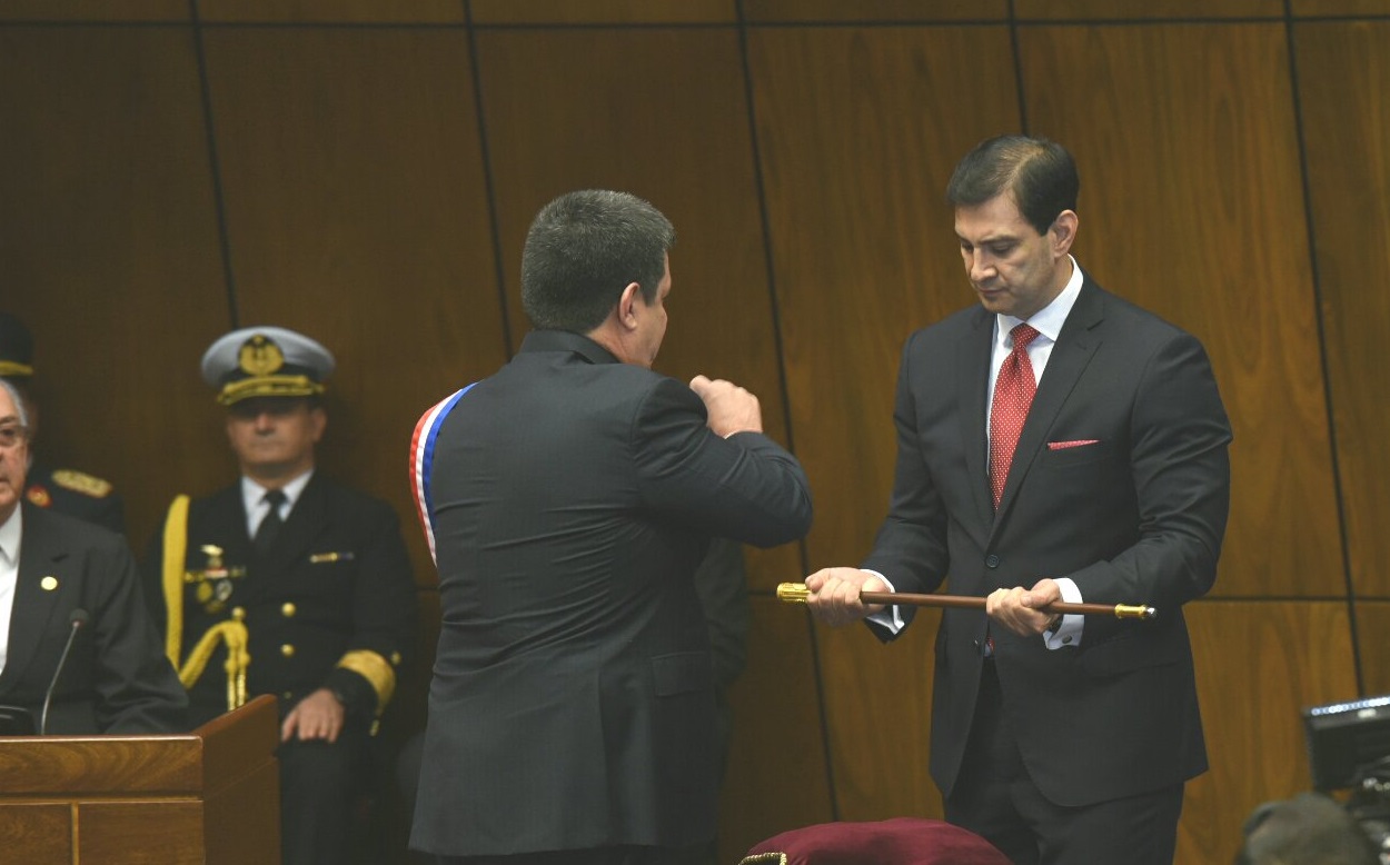 Horacio Cartes entregó el bastón de mando