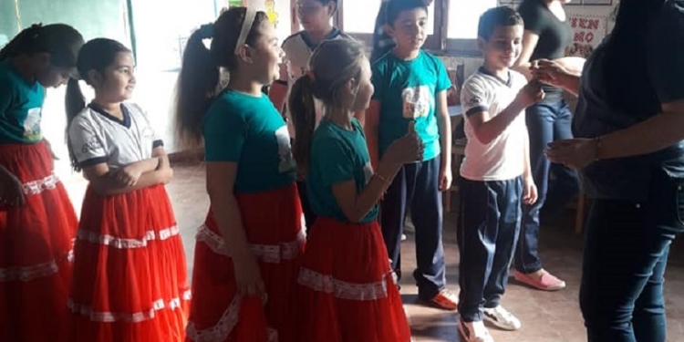 Equipos de Salud de la Familia desparasitan a escolares