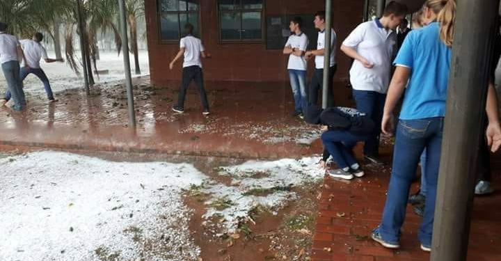 Caída de granizos en grandes proporciones en Loma Plata