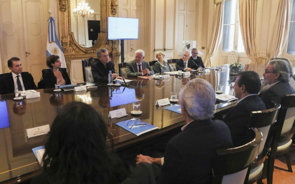 Argentina endurece política fiscal para el campo y la industria