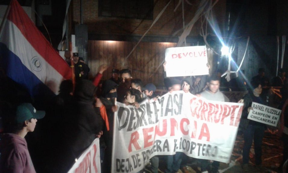 Continúan los escraches a políticos