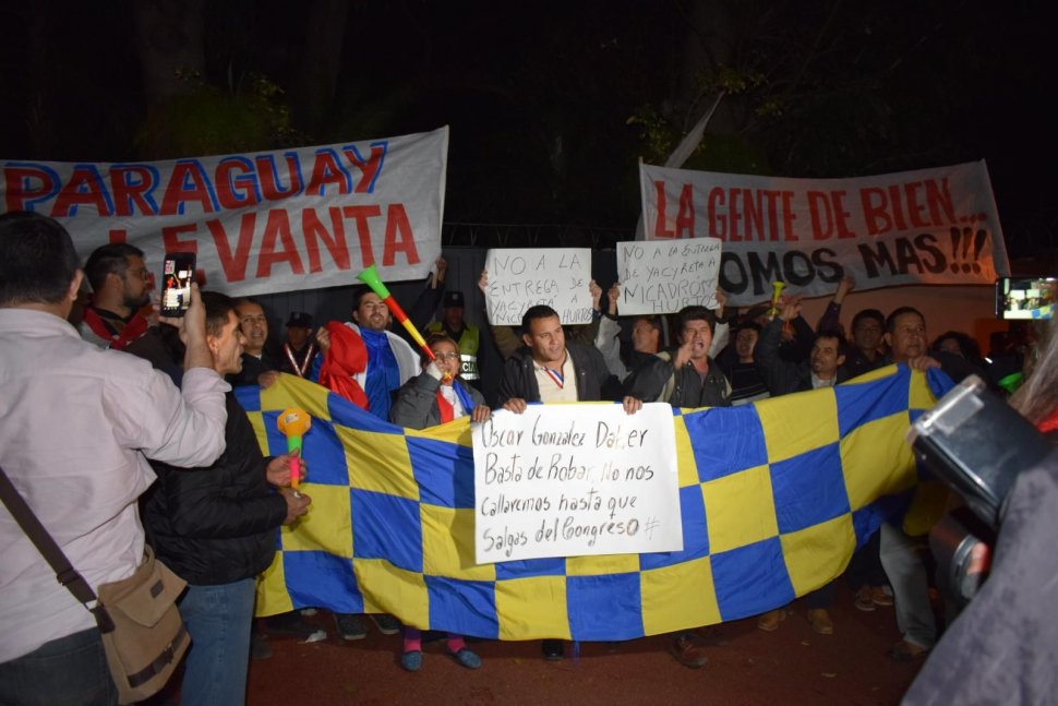 Protestas contra senador imputado por tráfico de influencia cumplen dos días