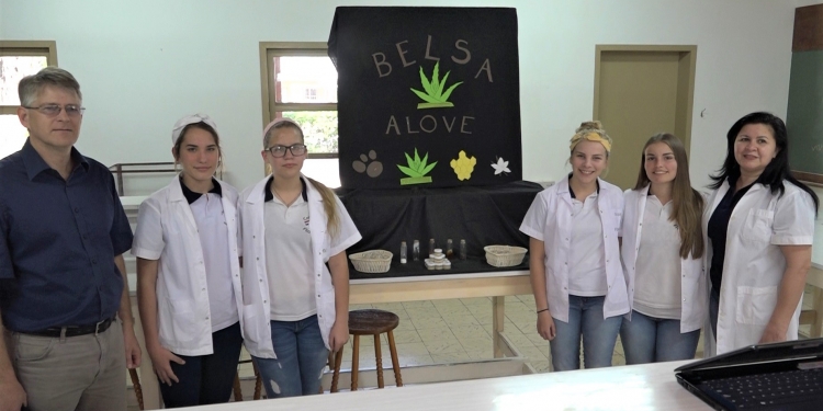 Estudiantes del Colegio Filadelfia conforman microempresa a través de un proyecto escolar