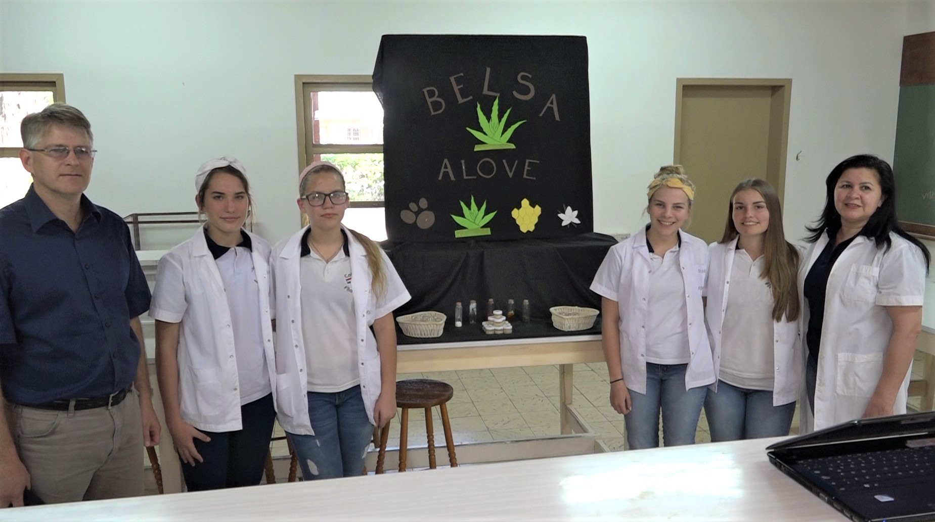 Estudiantes del Colegio Filadelfia conforman microempresa a través de un proyecto escolar