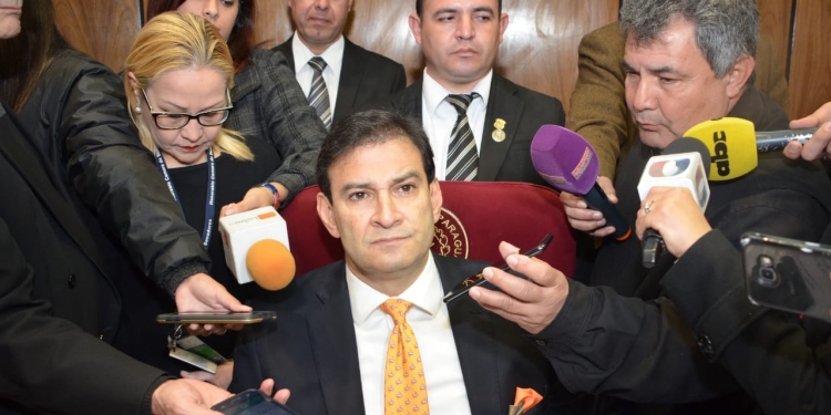 Senado trata hoy permiso pedido por legislador que será canciller de Abdo Senado trata hoy permiso pedido por legislador que será canciller de Abdo