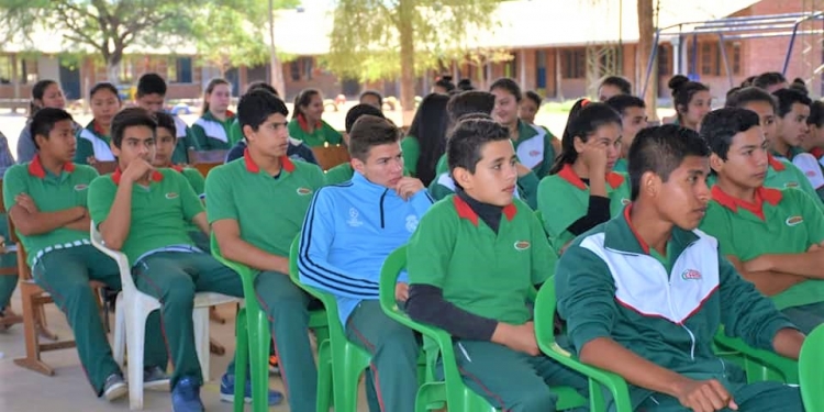 Jóvenes estudiantes participan de charlas sobre seguridad vial