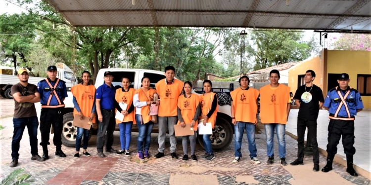 Jóvenes voluntarios realizan apoyo logístico durante el Rally Jóvenes voluntarios realizan apoyo logístico durante el Rally